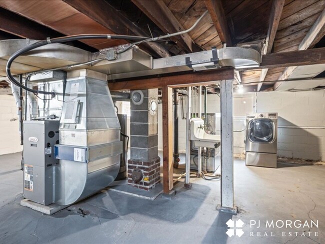 Building Photo - 3 bedroom 2 bath house in midtown! RENTAL ...