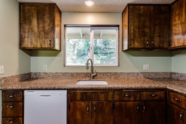 Building Photo - Beautiful 5 bedroom house in South Eugene!