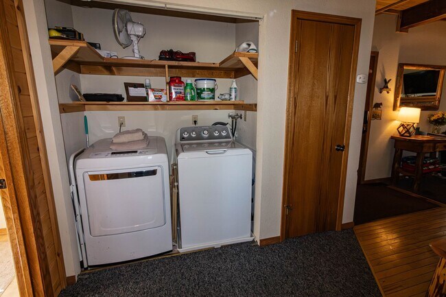 Building Photo - Spacious Three Bedroom located in Moonridge