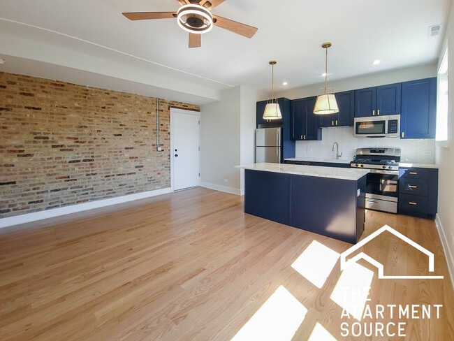 Building Photo - 2020 W Montrose Ave