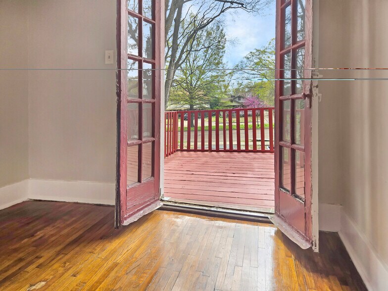 Building Photo - 1534 N Parkway