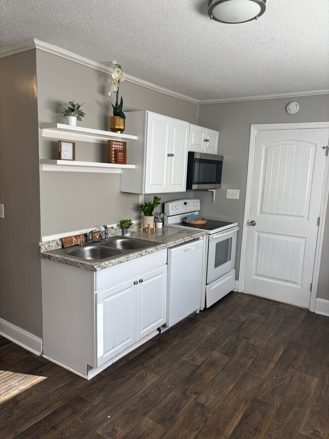 Building Photo - Coming Soon! 3 bedroom 1 bathroom house !