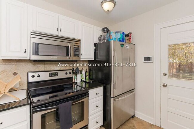 Building Photo - Charming, impeccably clean and maintained ...