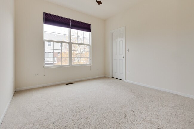 Building Photo - 2528 Dunraven Ave