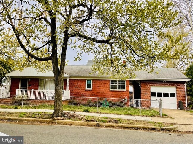 Building Photo - 2000 La Grande Ave