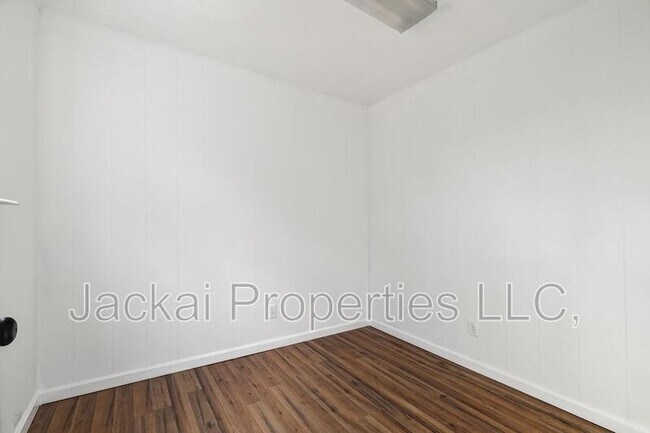 Building Photo - 2038 Avon Dr