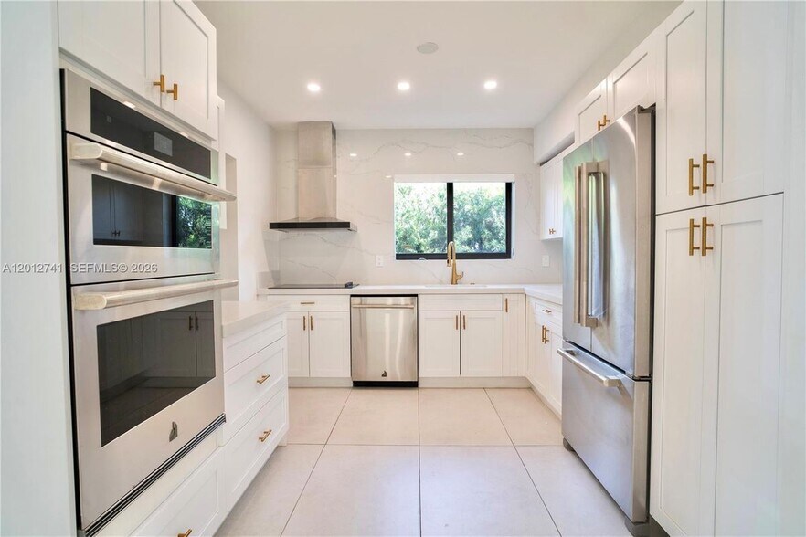 Building Photo - 8811 Carlyle Ave