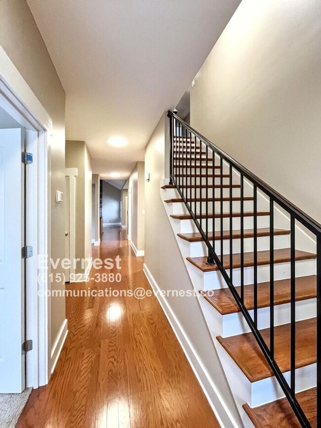 Building Photo - 5-Bedroom, 3-Bathroom Home with Modern Ame...