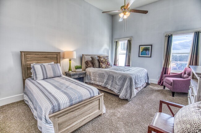 Building Photo - 112 E Alamo St