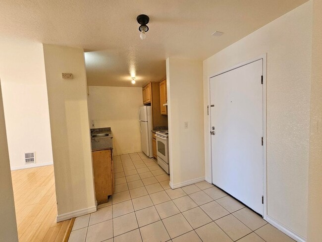 Building Photo - Sunny 2 Bed / 1 Bath Condo with Private Ba...