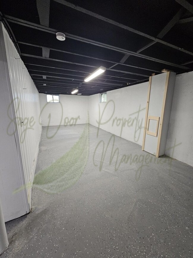 Building Photo - MODERN RENOVATIONS!!!