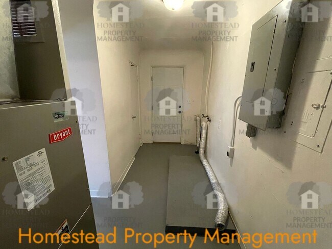 Building Photo - 660