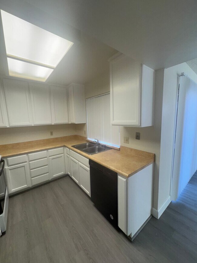 Building Photo - Wow!! Just Remodeled