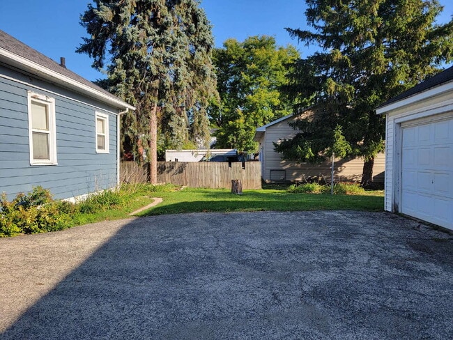 Building Photo - Spacious 2-Bedroom Apartment Downtown  Appleton
