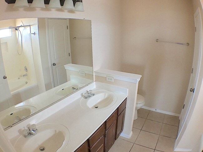 Building Photo - Northeast/Mesquite Hills 3Bed/2.5bath Refr...