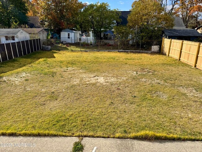 Building Photo - 520 Lloyd Rd