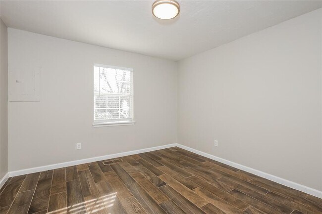 Building Photo - 2404 Carlton Way