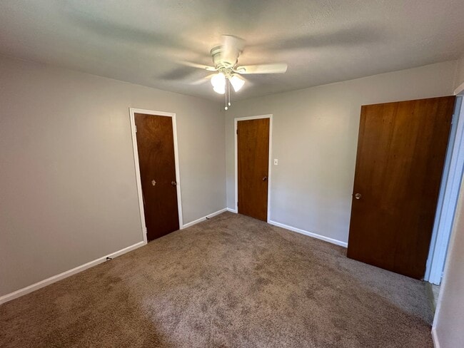 Building Photo - 3 Bedrooms, 1 Bathroom - Lindale House