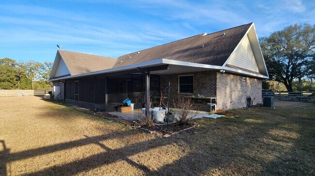 Building Photo - Beautifully updated 3-bedroom, 2.5-bath home in a picturesque country setting