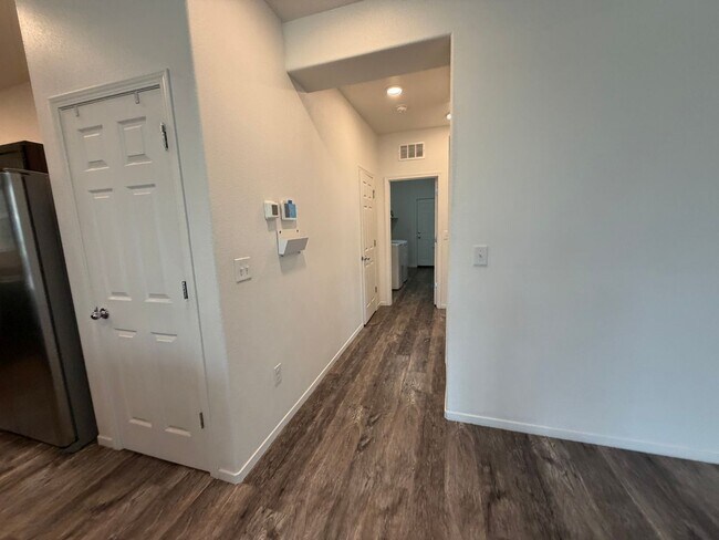 Building Photo - 9752 Silver Dollar Ln
