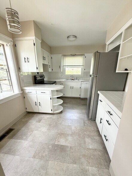 Building Photo - 701 NE 22nd Ave