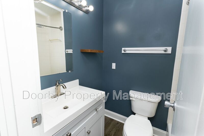 Building Photo - 568 River St