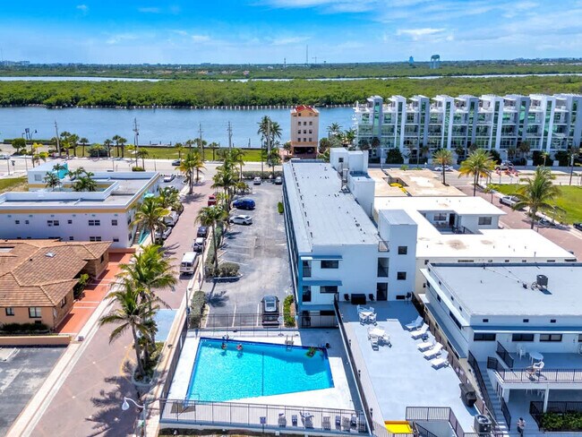 Building Photo - 321 Wilson St