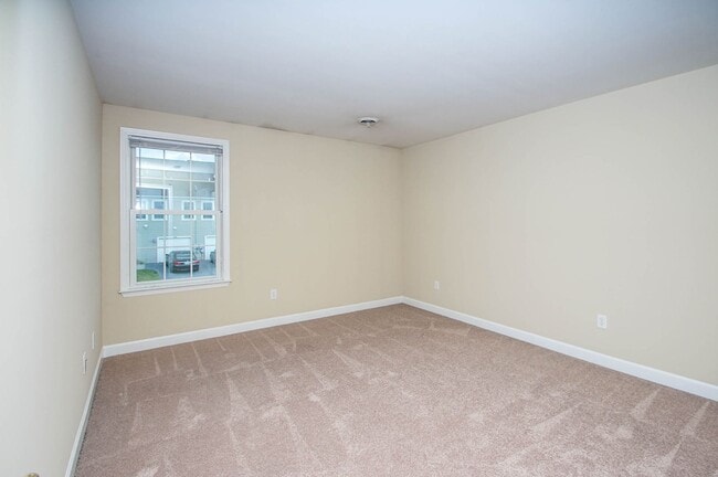 Building Photo - 3 BEDROOM 2.5 BATHROOM APARTMENT