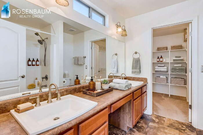 Building Photo - 538 E Dragon Springs Dr