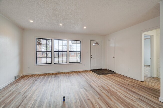 Building Photo - 1220 NE 47th St