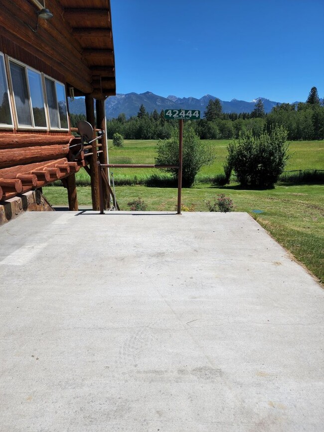 Building Photo - Wildlife abundant, log 2bdrm/1ba lower apa...
