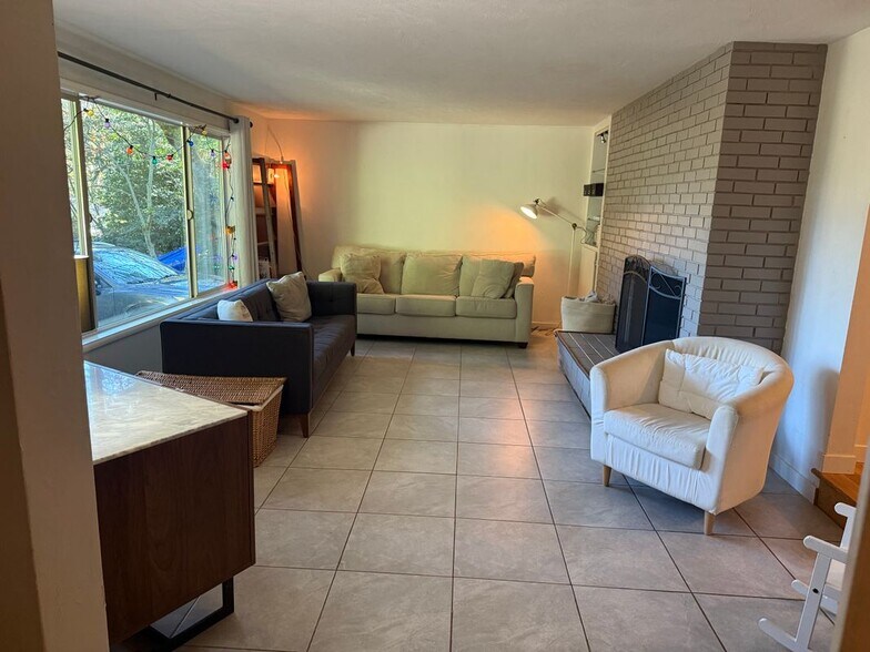 Building Photo - 610 Spencer Ct