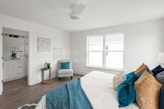 Building Photo - 454 Goodall Ave