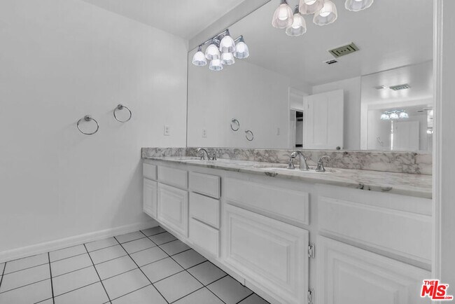 Building Photo - 8642 Gregory Wy