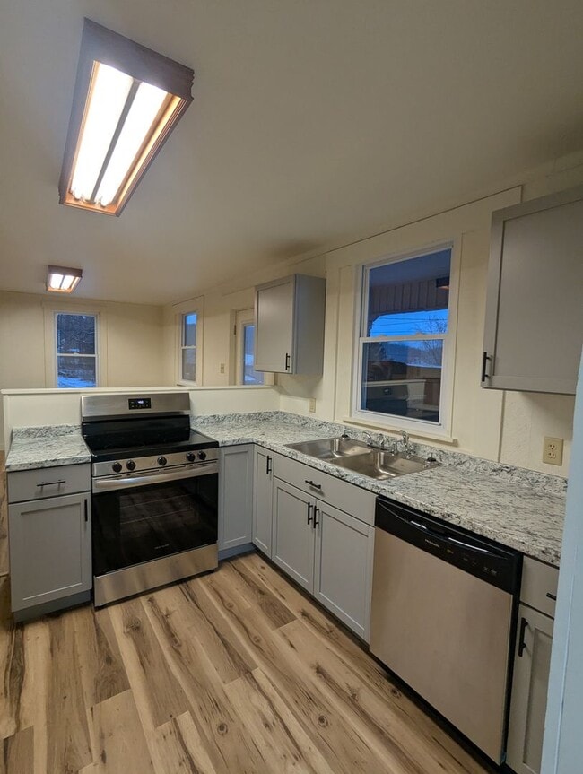 Building Photo - 2 bdrm 1 bath family home with water, sewer and garbage included.