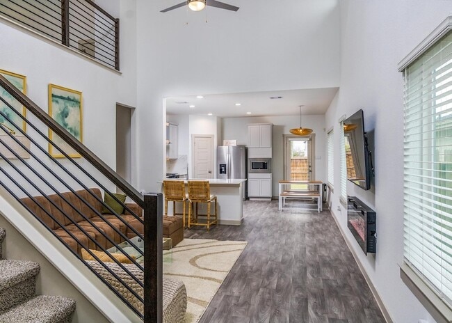 Building Photo - 12832 Barnsbury Ln