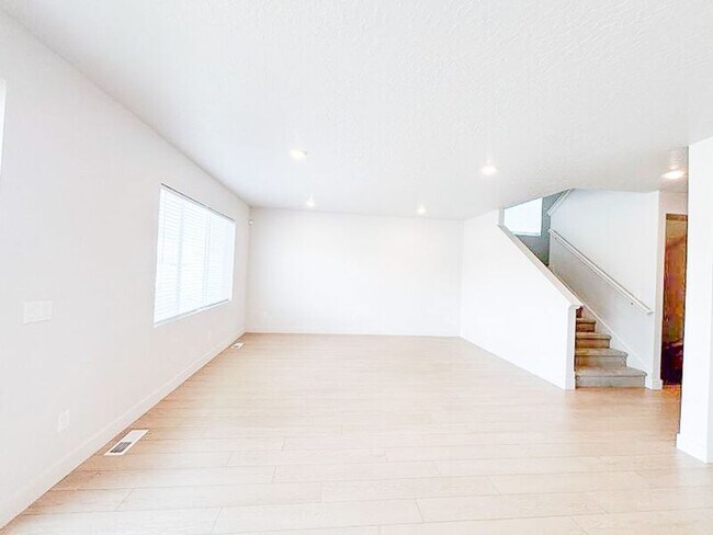 Building Photo - 414 W Snowberry Dr