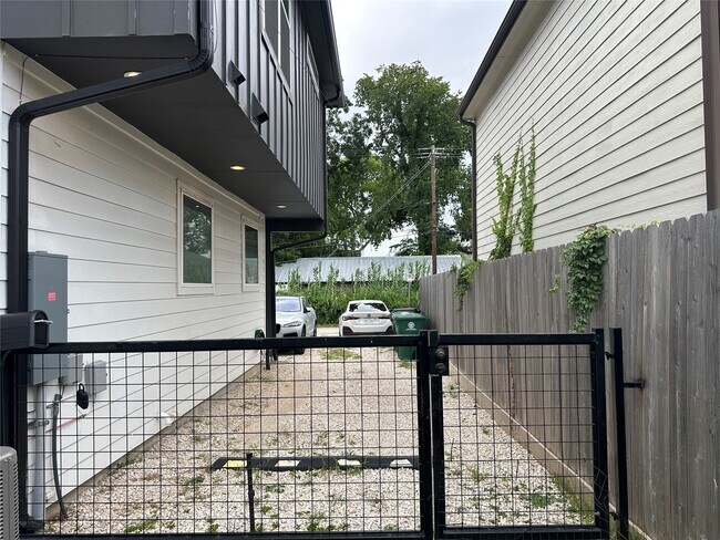 Building Photo - 203 Danna Ln