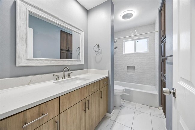 Building Photo - 1411 Fairfield Dr