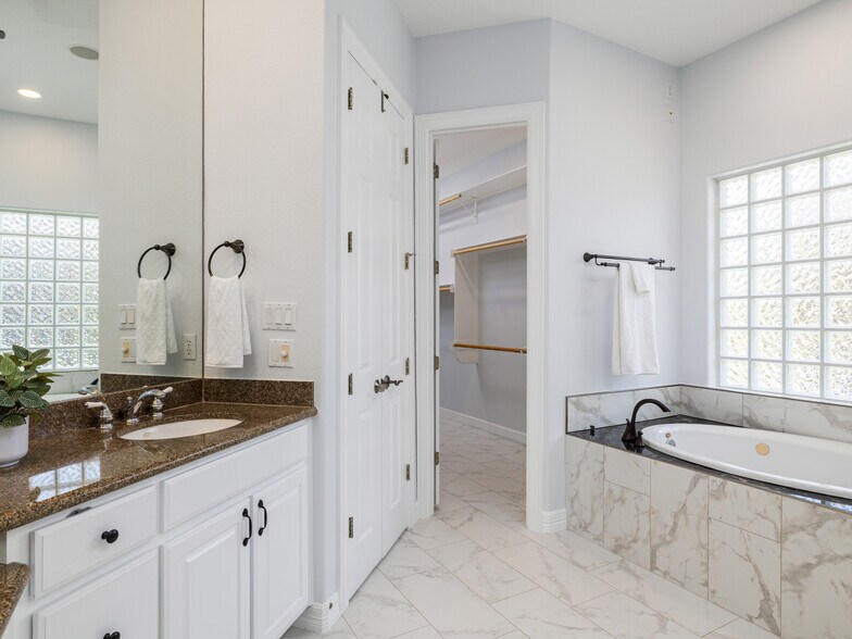 Building Photo - 9805 Big View Dr