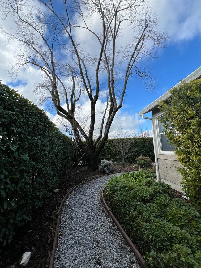 Building Photo - Welcome to this charming 2-bedroom, 2-bathroom home!