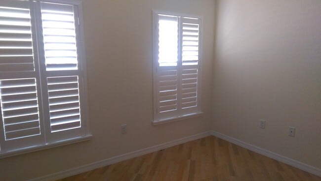 Building Photo - 3 bed, 2 bath 2 car garage