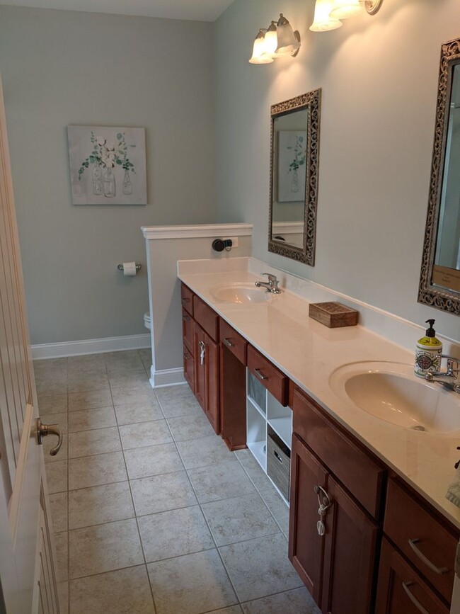 Building Photo - Available August 15th!!! $2200 a month!!!