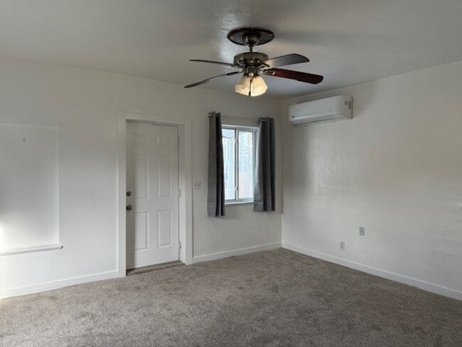 Building Photo - One Bedroom House Near Empower Field - Move In Ready!