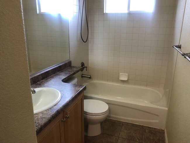 Building Photo - Large 4 bedroom Home in Commerce City