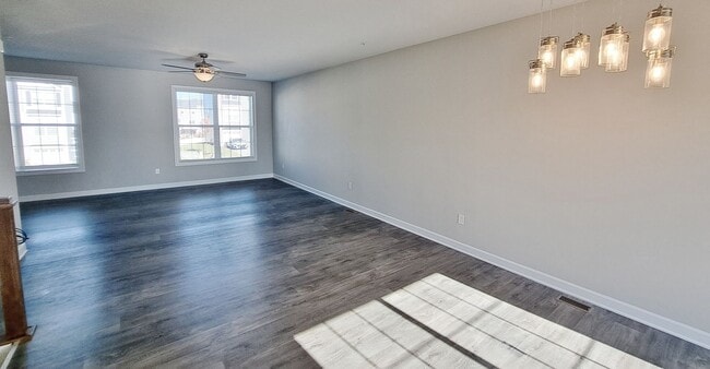 Building Photo - 4 Bed / 2-1/2 Bath Single Family Townhome w/1-Car Garage