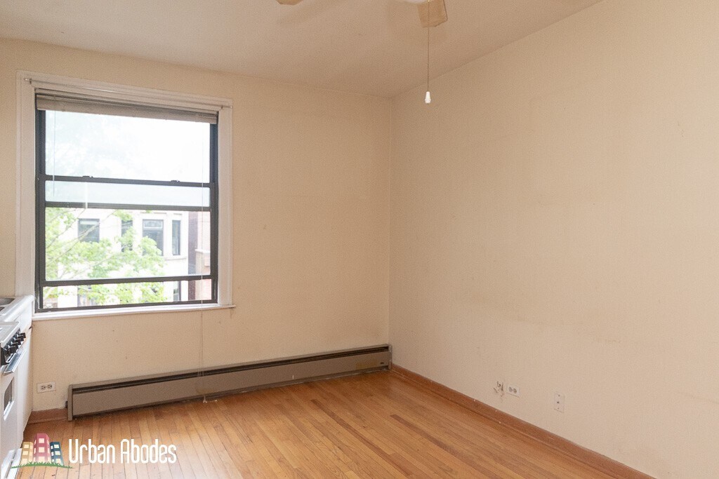 Building Photo - 633 W Barry Ave