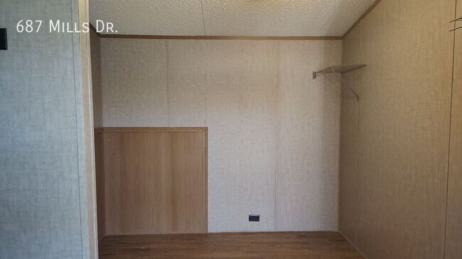 Building Photo - 687 W Mills Dr