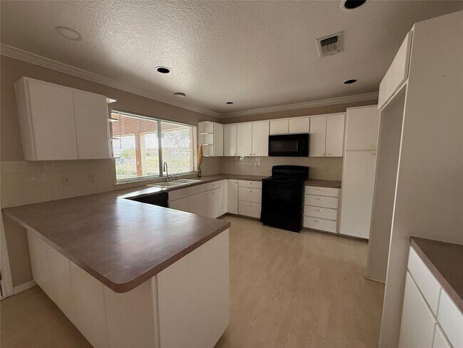 Building Photo - 5850 Dacy Ln