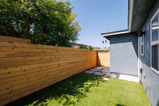 Building Photo - Welcome to your new home in the vibrant Ba...
